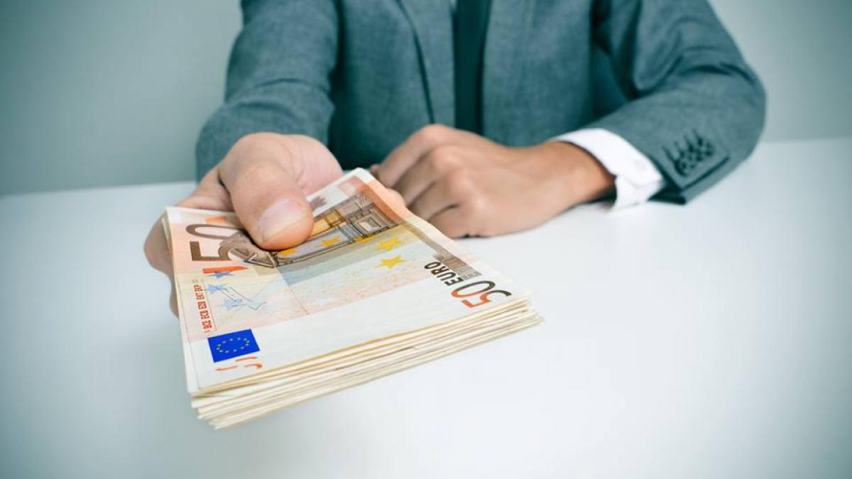 Românii isi platesc la timp chiriile şi ipotecile