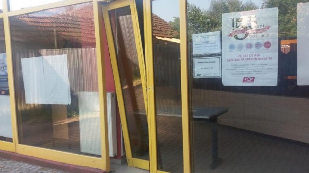 Spargere la un oficiu poștal din Arad. Hoții au plecat cu colete comandate pe interner