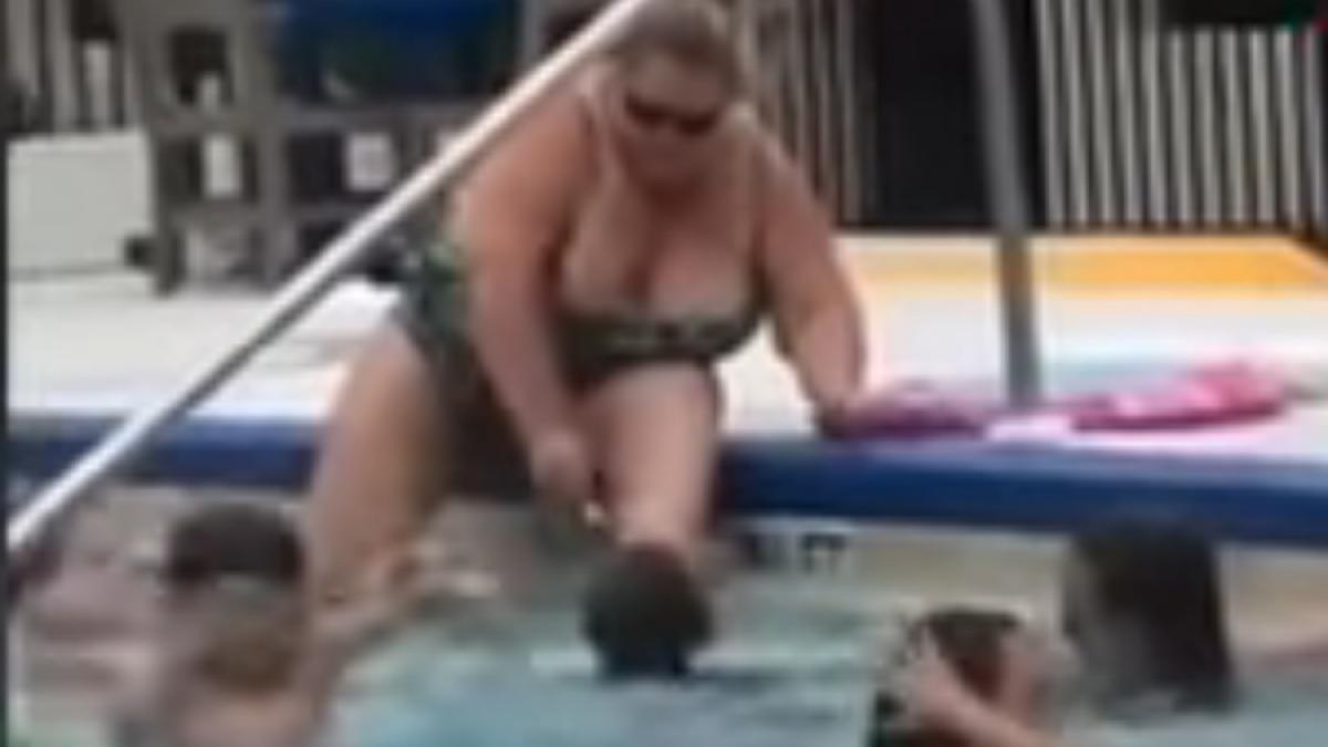 video scene revoltatoare la piscina unui hotel