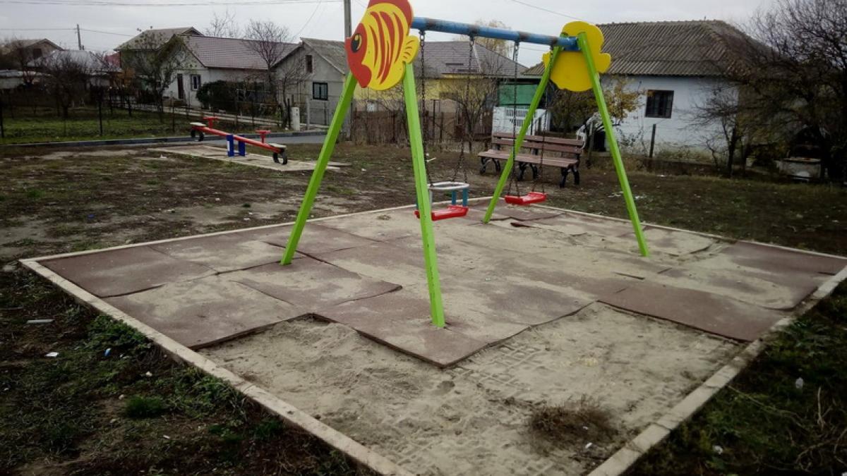 Investiție în paragină la Cumpăna. Locuri de joacă transformate în adevărate capcane pentru copii