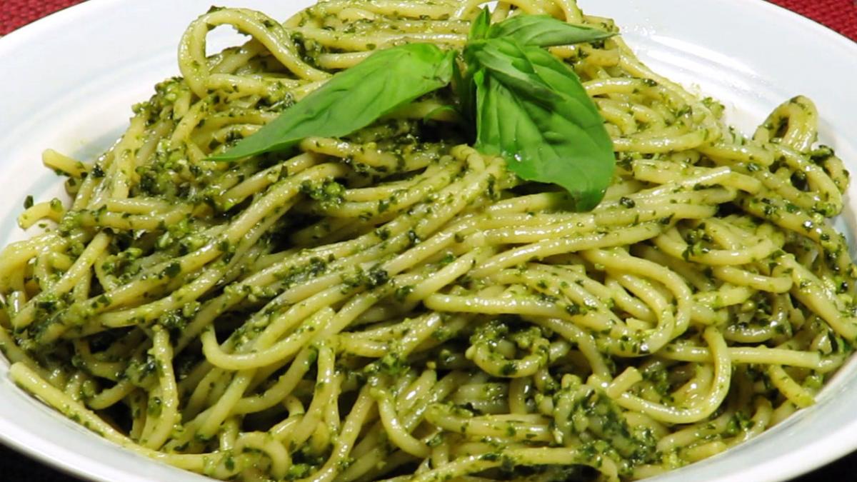 Reţeta zilei: Paste cu pesto de busuioc si spanac