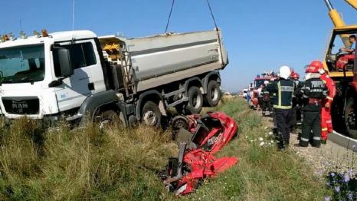 Tragedie în Botoşani! Un bărbat a murit după ce a intrat cu maşina sub un camion