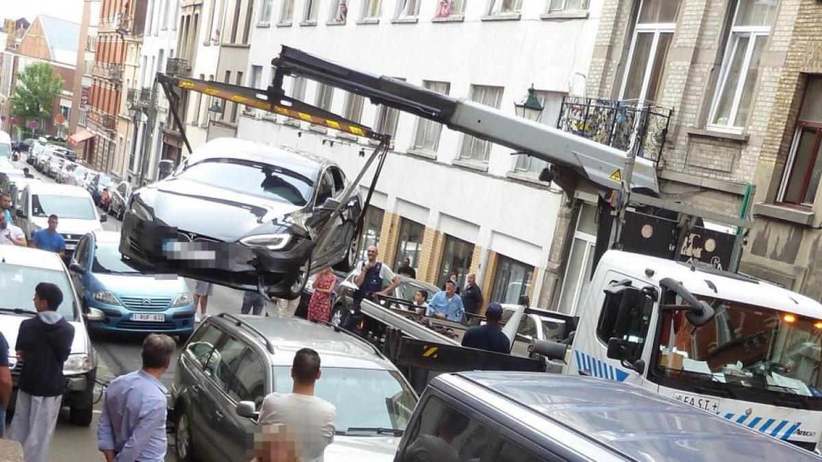 Accident neobișnuit între o Tesla și o Dacia Logan