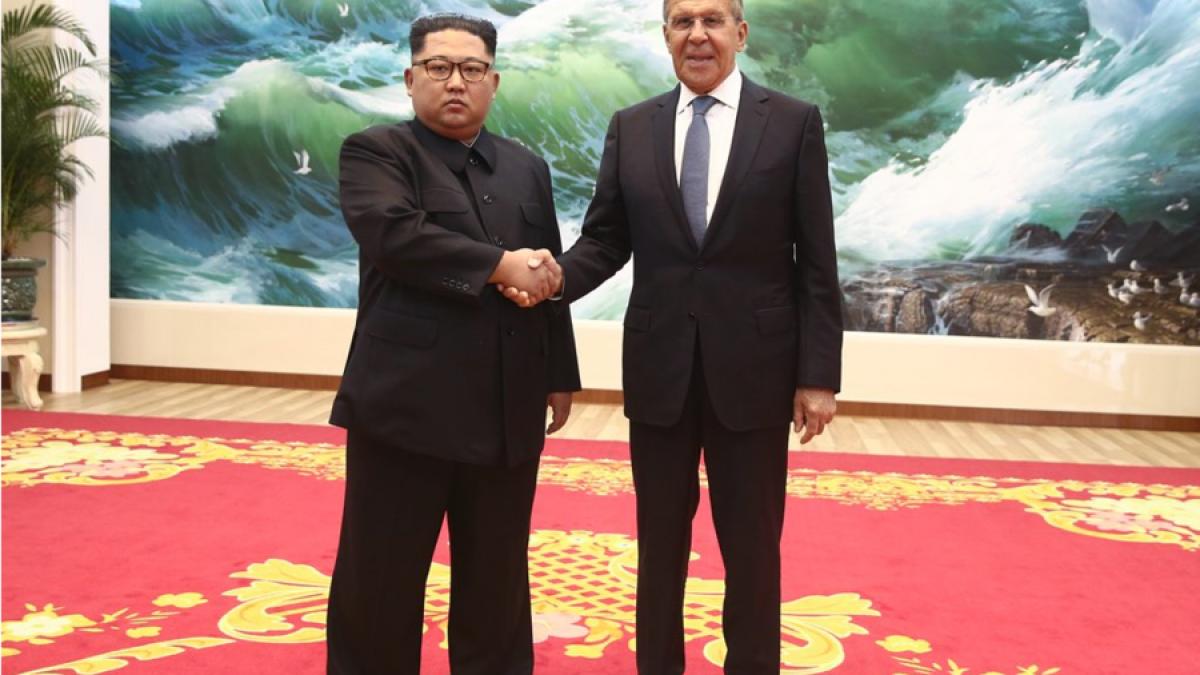 VIDEO - Ce cadou i-a dat Serghei Lavrov lui Kim Jong-Un