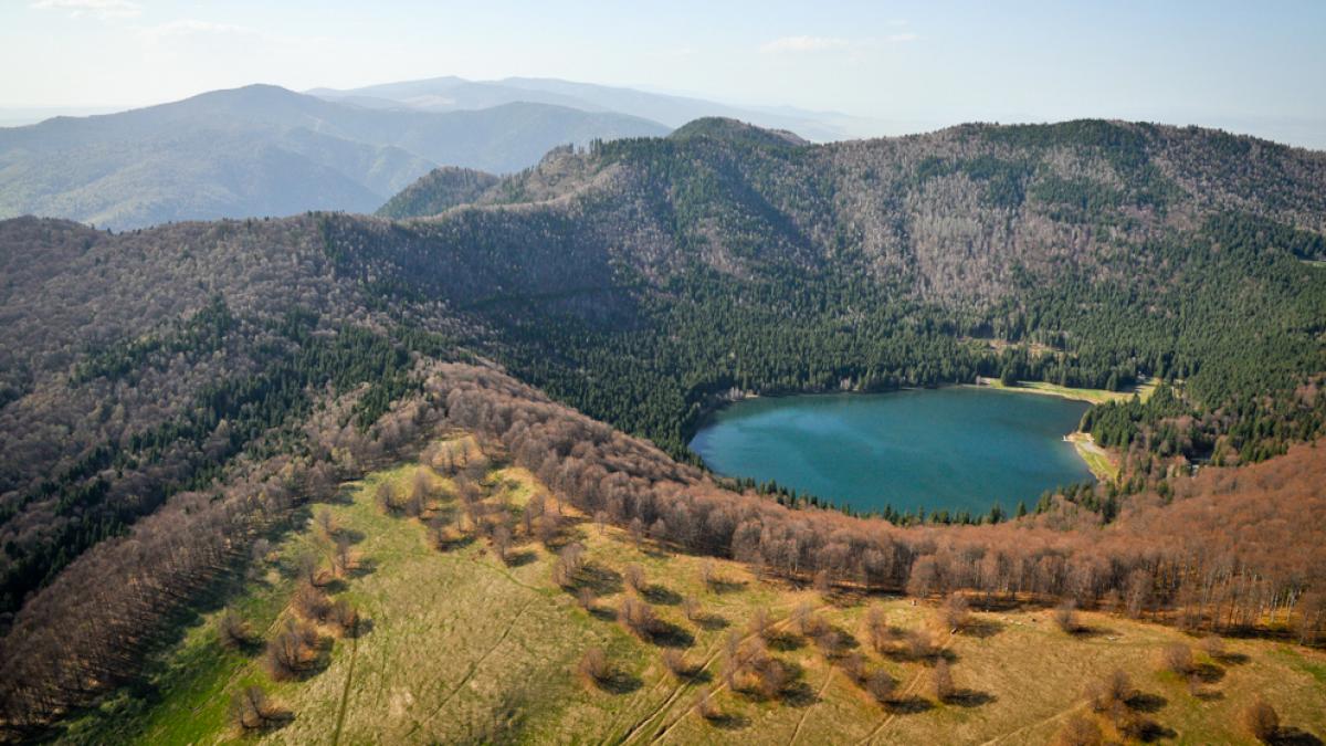 Scăldatul şi înotul sunt interzise în Lacul Sfânta Ana