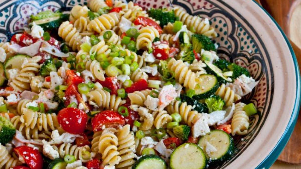 Reţeta zilei: Salata greceasca cu paste