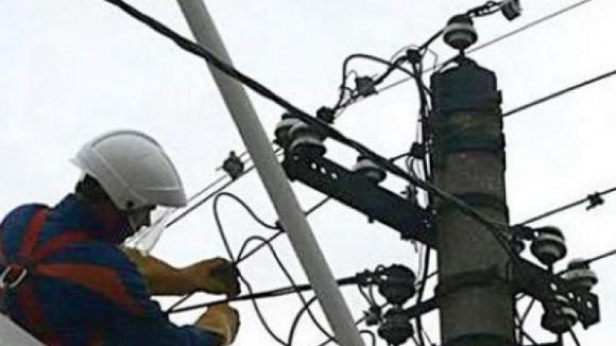 Şase localităţi din Harghita au rămas fără energie electrică din cauza ploilor abundente