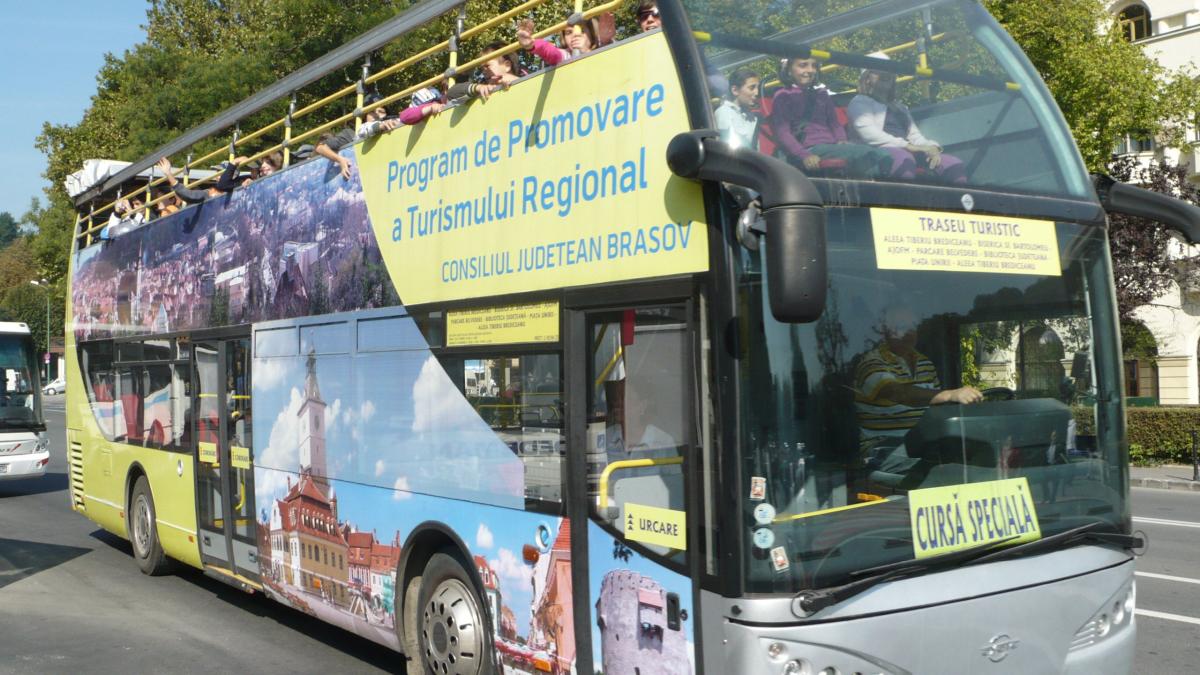 Autobuz turtistic în centrul vechi al Braşovului, pentru ca turiştii să viziteze cât mai multe obiective 