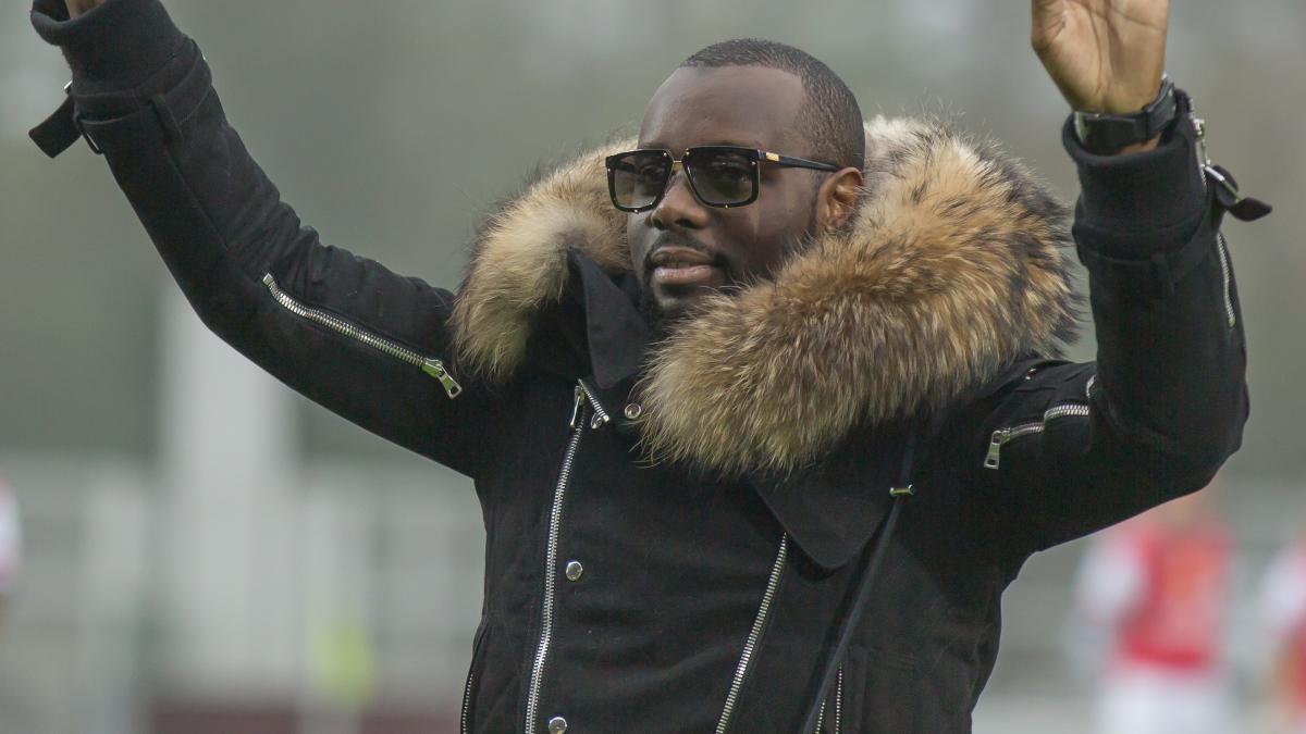 Maître Gims vine la Arenele Romane