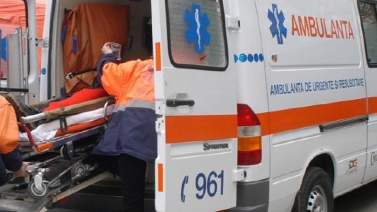 Un şofer de 70 de ani, fără permis şi băut la volan, a produs un accident rutier soldat cu doi răniţi
