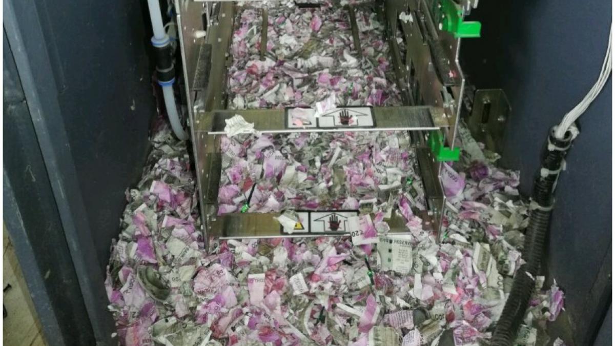 Surpriza șocantă dintr-un bancomat defect
