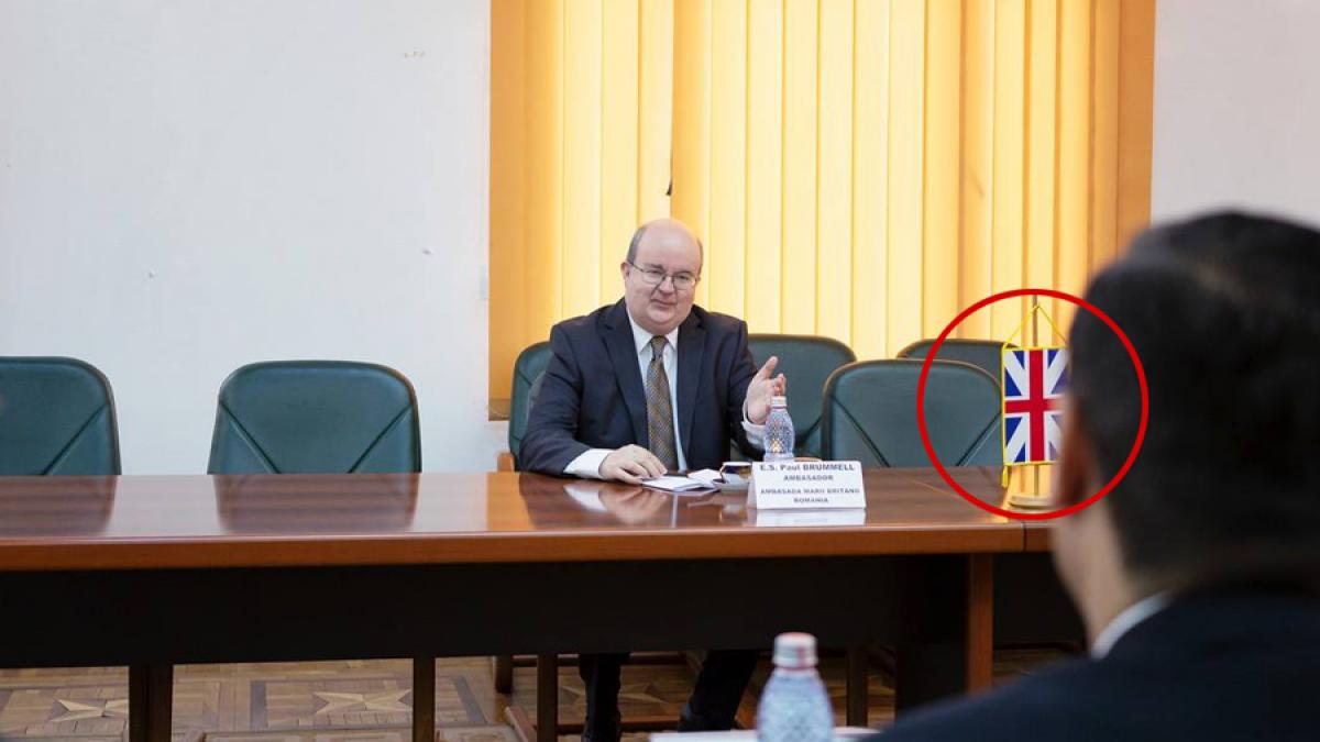 GAFĂ diplomatică. Primăria Iași a folosit la vizita ambasadorului Brummell un steag GREȘIT al Marii Britanii