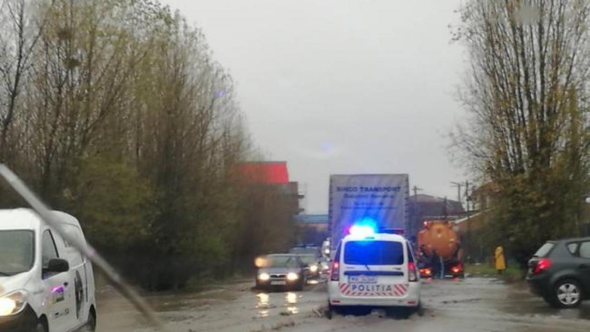 Trafic dificil în mai multe sectoare ale Capitalei din cauza acumulărilor de apă în urma ploii
