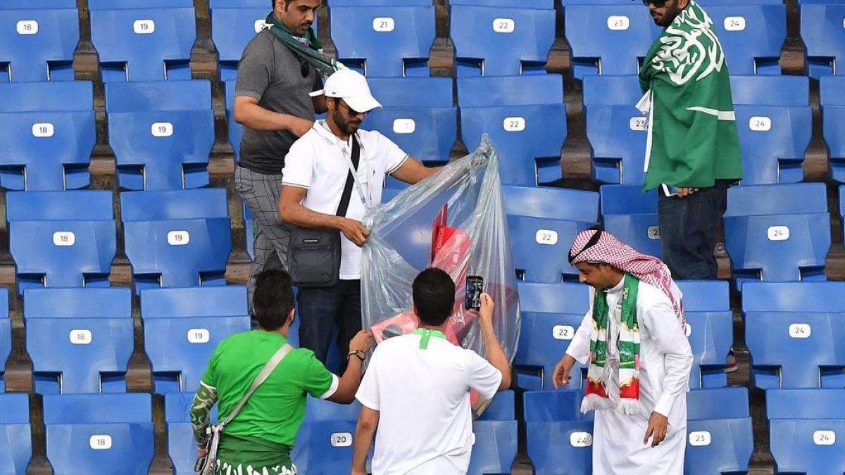 VIDEO - Cupa Mondială 2018. Nouă modă printre suporteri: curățenia pe stadioane după meciuri