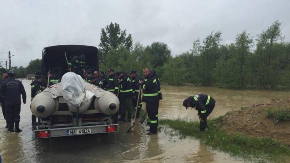 Pompieri cu autospeciale, mobilizaţi în sprijinul cetăţenilor inundaţi din judeţul Alba 