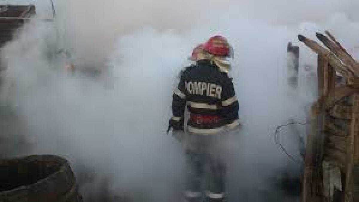 Un bărbat din Olt a fost găsit mort de pompierii care stingeau incendiul izbucnit la casa acestuia 