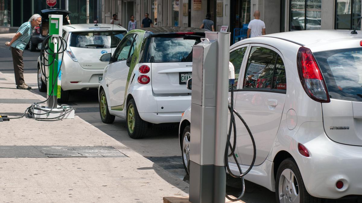 Italia susţine achiziţionarea de maşini electrice