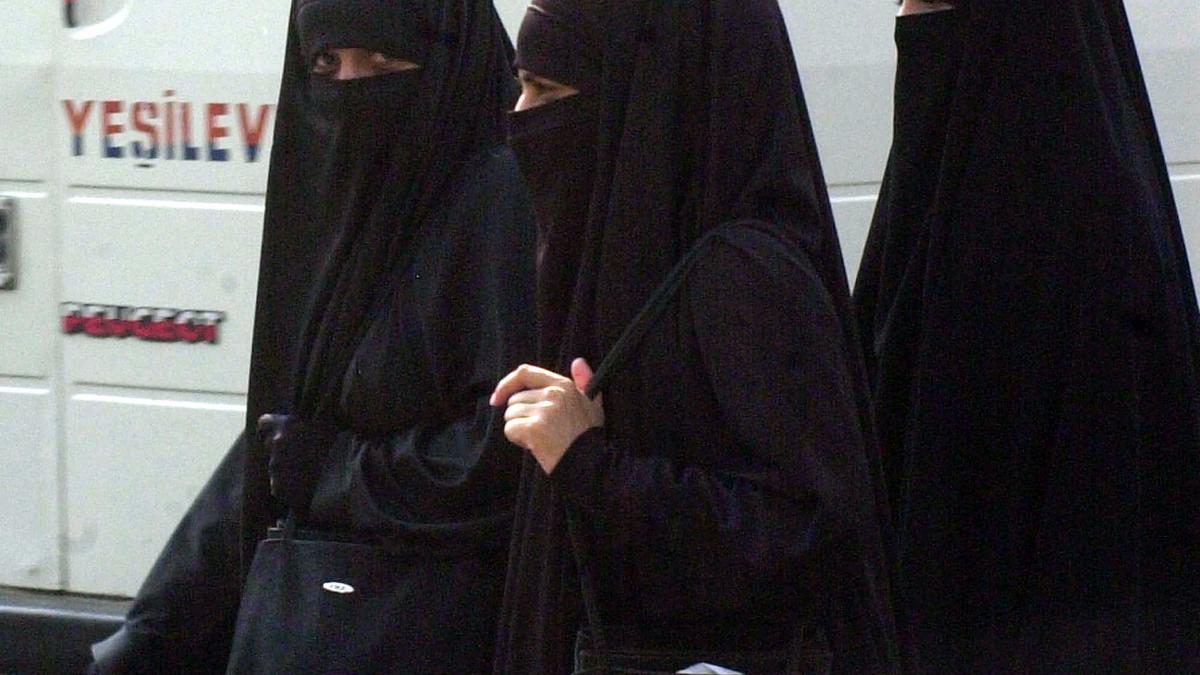 Vălul islamic, interzis în clădirile publice din Olanda