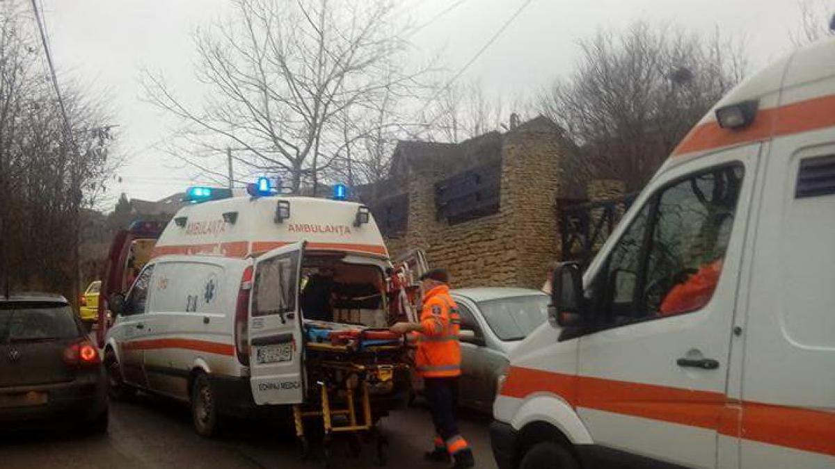 Accident teribil în Mureş! Un copil de 3 luni a fost rănit după ce un autocamion a intrat într-o casă