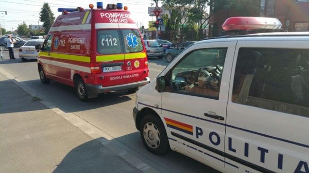 Un bărbat a murit strivit de o presă de carton în Timiş