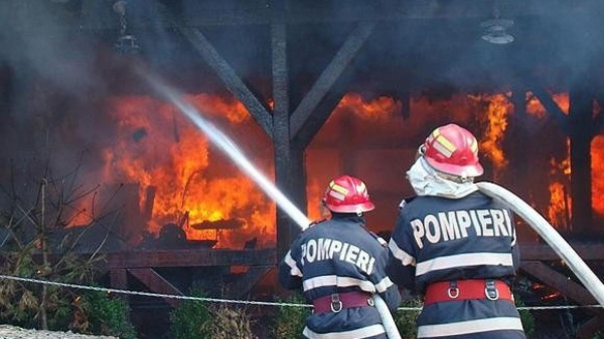 Pompierii din Neamţ au intervenit pentru stingerea unui incendiu la o casă lovită de trăsnet