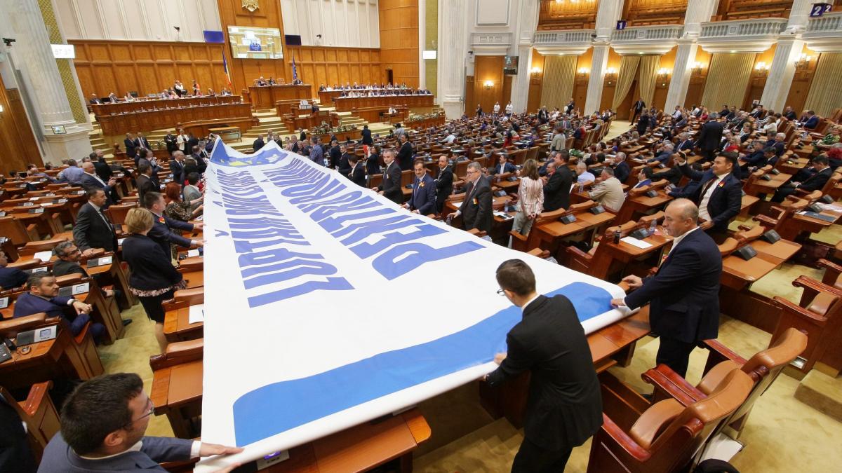 Vremurile în care moţiunile de cenzură dădeau palpitaţii şi storceau lacrimi