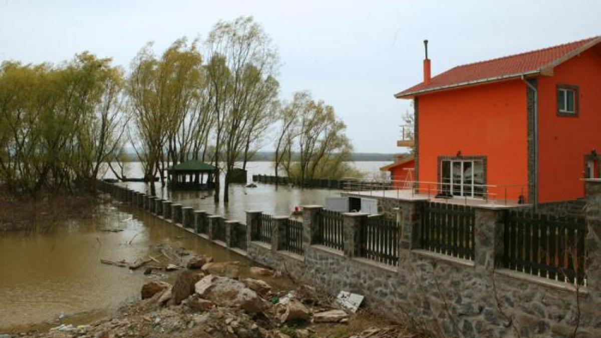 14 localități din Suceava, inundate; două tronsoane de drum blocate de aluviuni
