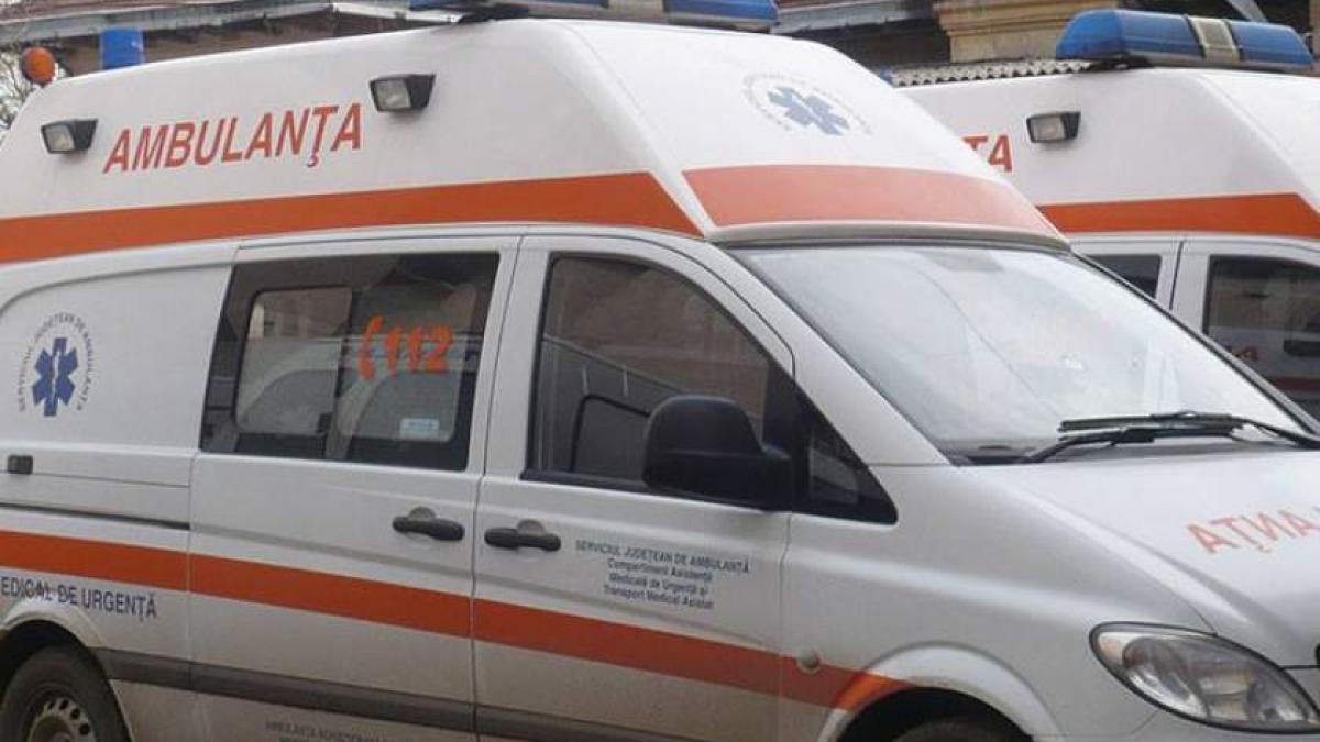 4 răniți după ce un microbuz s-a răsturnat pe DN 14