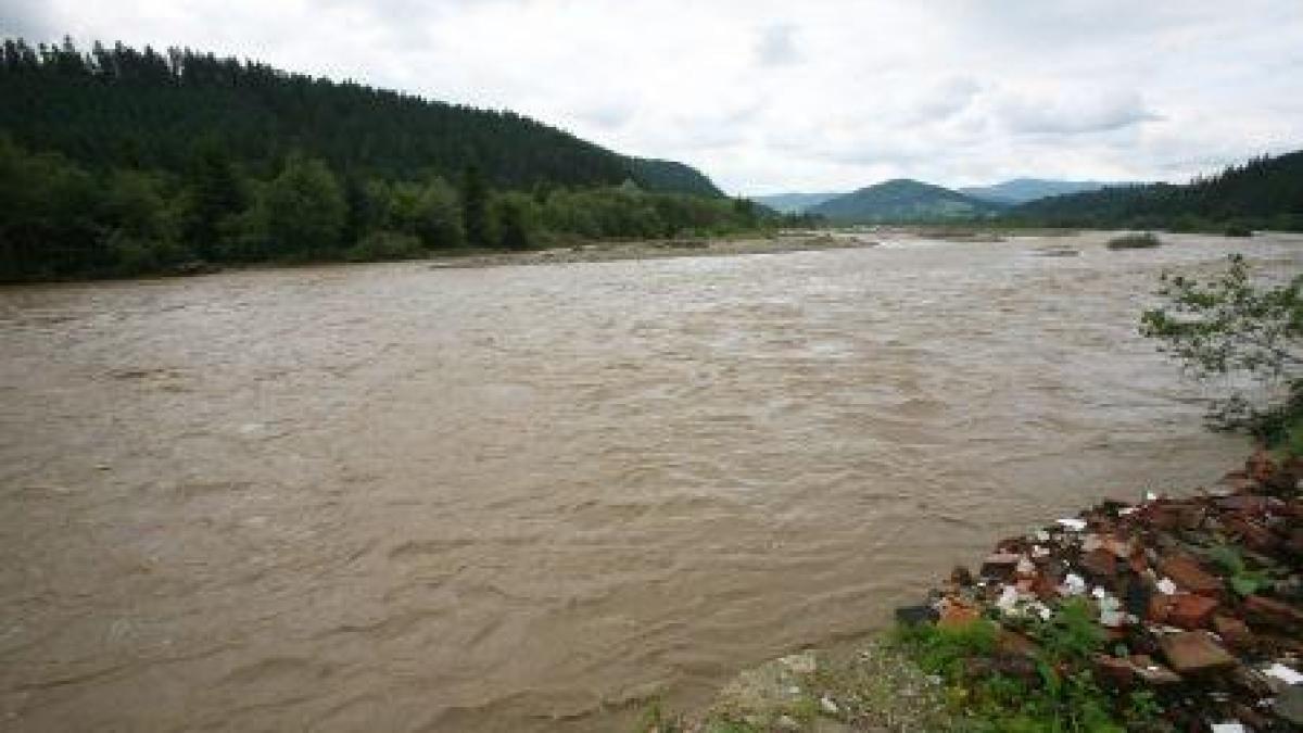 Breșă în digul râului Tărlung; 30 de case evacuate în Lunca Mărcușului