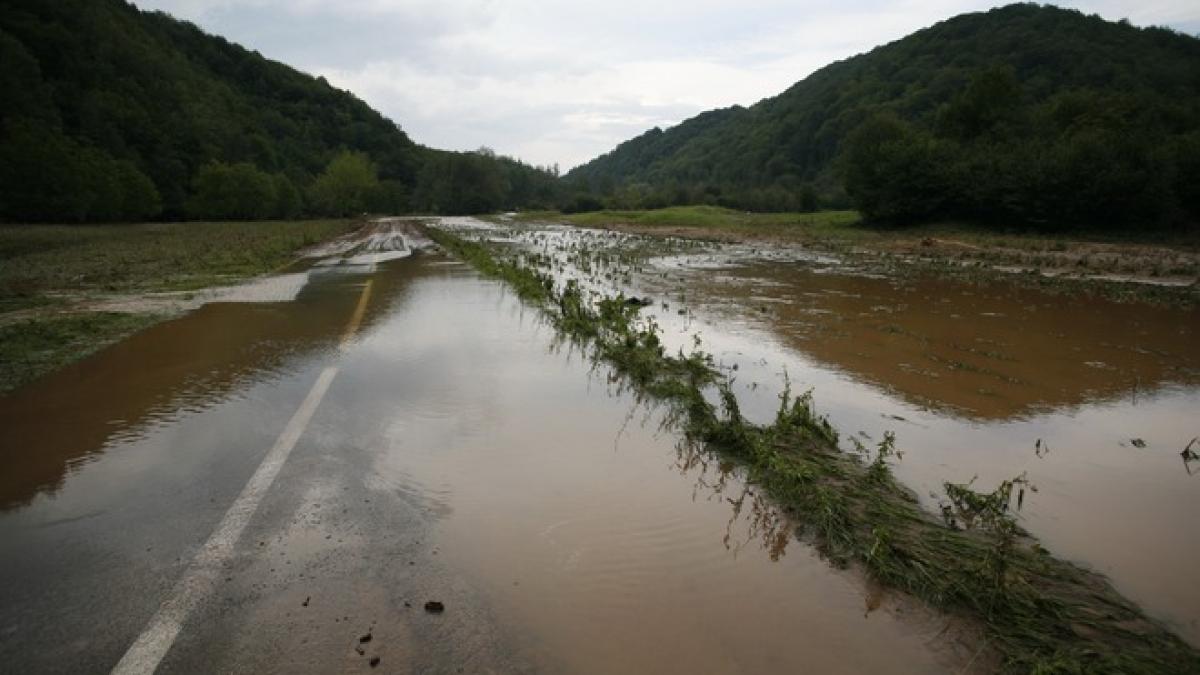 INFOTRAFIC. Vezi care sunt drumurile şi căile ferate blocate din cauza inundaţiilor