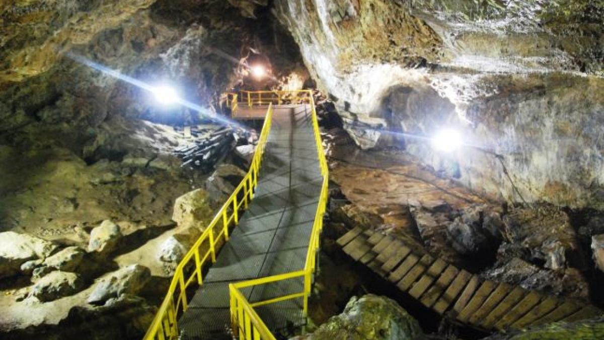 Peştera Ialomiţei a fost redeschisă pentru vizitatori, după retragerea inundaţiilor