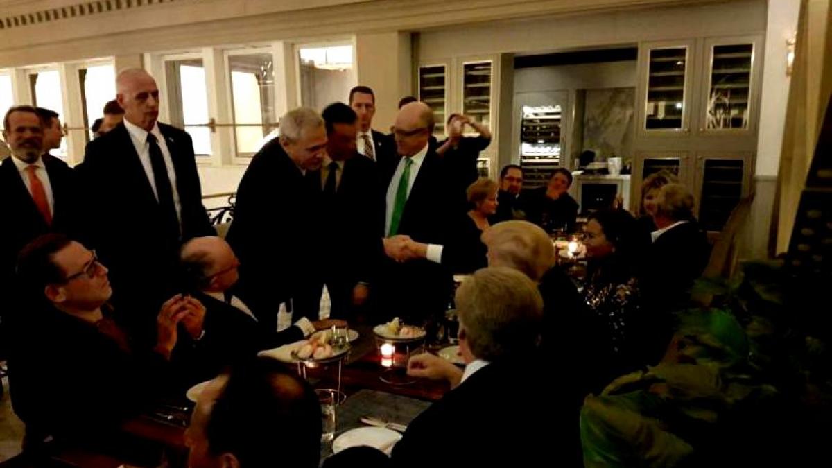 Politicienii mărunţi, dar cu complexe mari, ai unei ţări mici