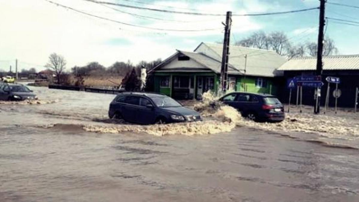 Atenţie şoferi! Patru drumuri, închise circulaţiei în urma inundaţiilor din ultimele zile