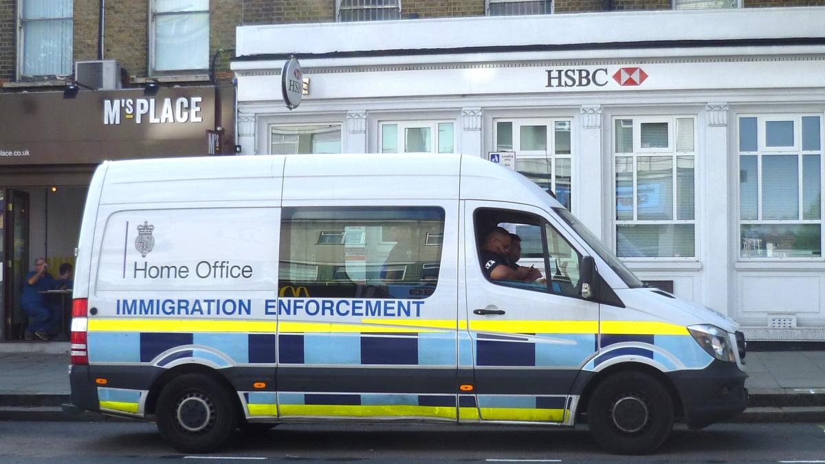 Autorităţile pentru imigraţie din Marea Britanie separă copiii de părinţi