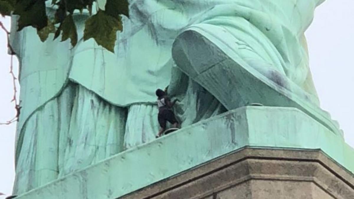 Protest pe Statuia Libertăţii împotriva politicilor de toleranţă zero ale lui Donald Trump