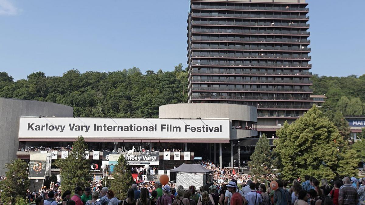 Un film românesc, regizat de Radu Jude, a câştigat pentru prima dată Globul de Cristal de la Karlovy Vary