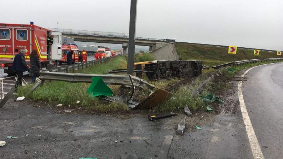 Accident grav pe A1. 33 de răniţi transportaţi la spital