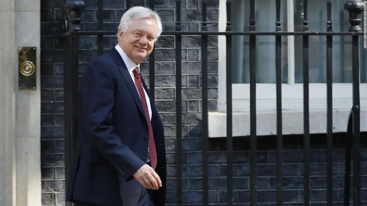 Criză la Londra după demisia lui Davis