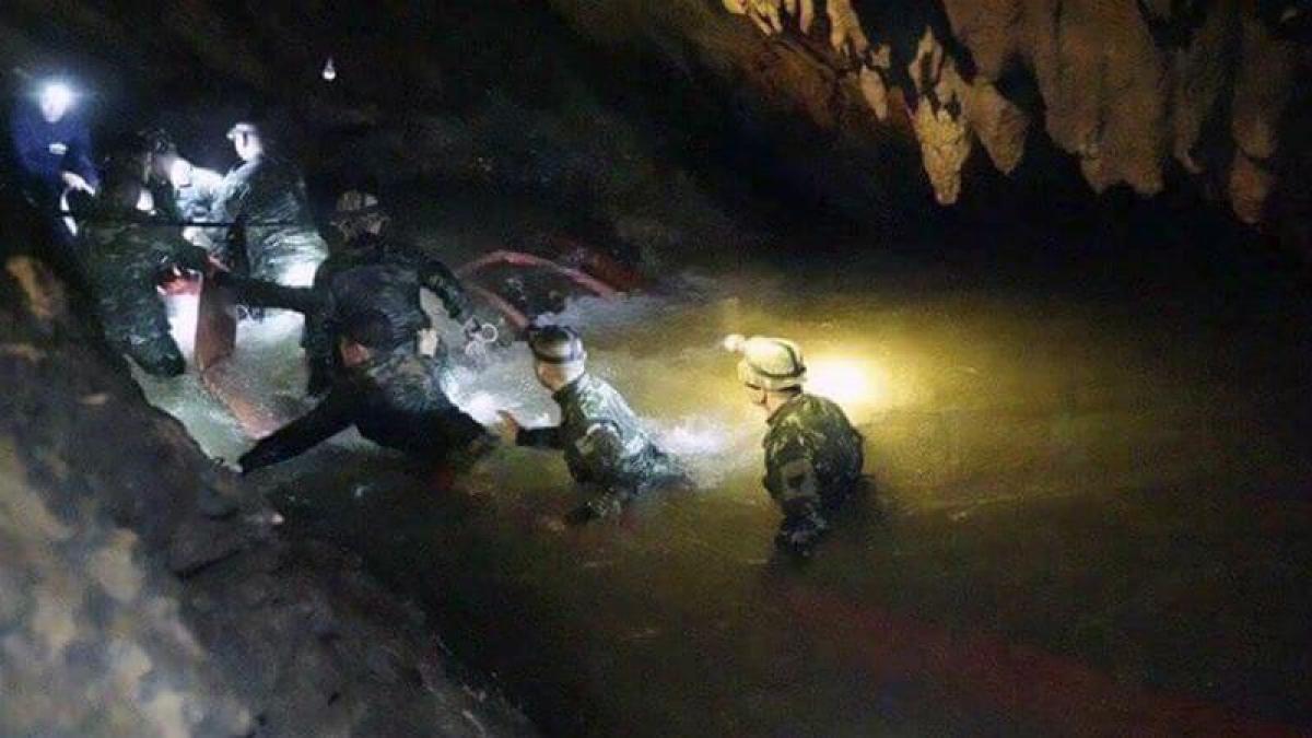 video salvatorii vor sa extraga si ultimele victime blocate in pestera inundata din thailanda