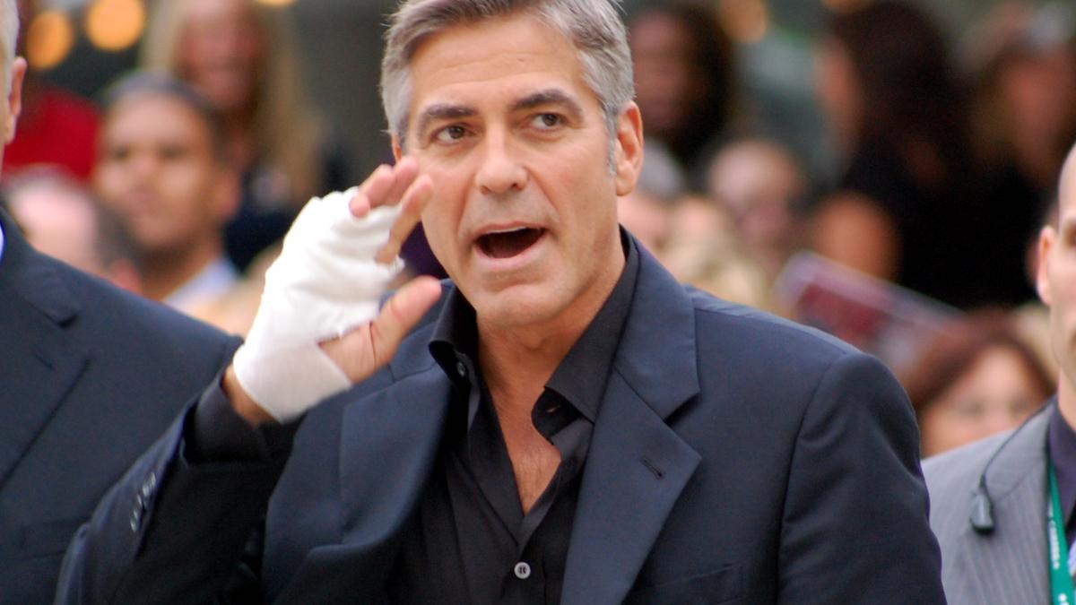 video accidentul in care a fost implicat george clooney surprins de o camera de supraveghere