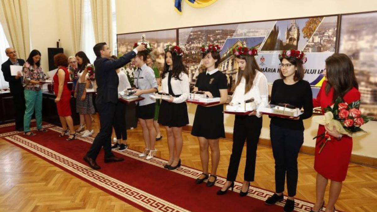 Elevii care au obţinut media zece la Bacalaureat şi Evaluarea Naţională vor fi premiaţi de primăriile sectoarelor 1 şi 5 