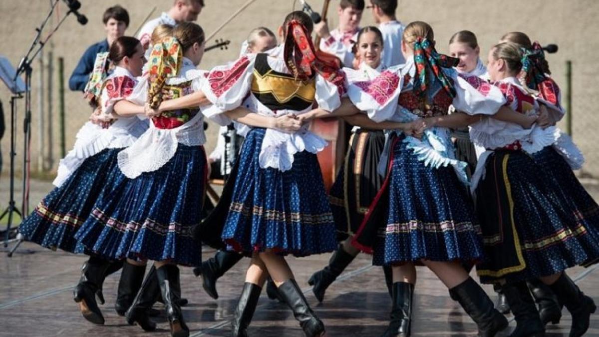 Paradă a porturilor populare tradiţionale, la a XII-a ediţie a Festivalului Minorităţilor Naţionale 