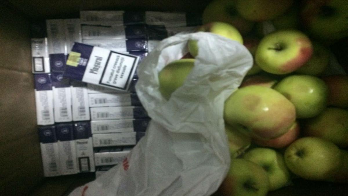 Descoperire incredibilă la Iaşi! Ţigări ascunse în cutii cu mere, găsite de poliţiştii de frontieră în vama Stânca