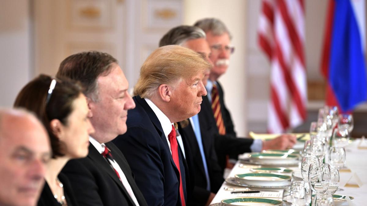 Trump spune că s-a exprimat greşit la Helsinki şi că are încredere în concluzia agenţiilor americane privind Rusia