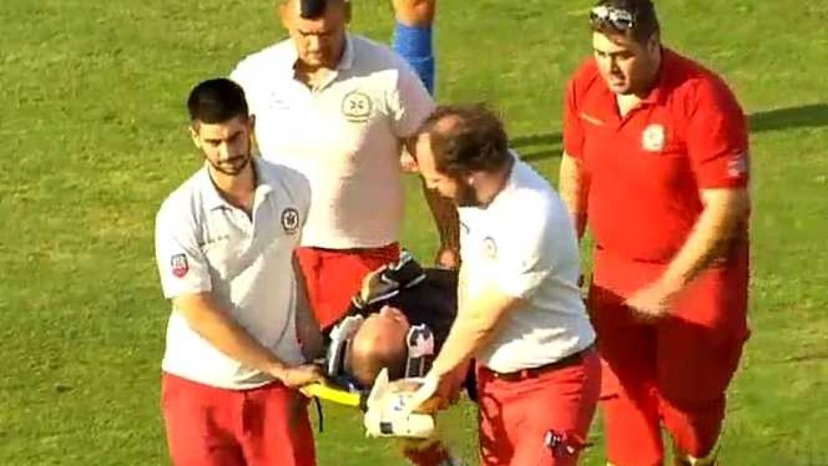 Accidentare horror. Arbitrul Marius Avram a fost scos cu targa de la meciul pe care îl conducea Europa League