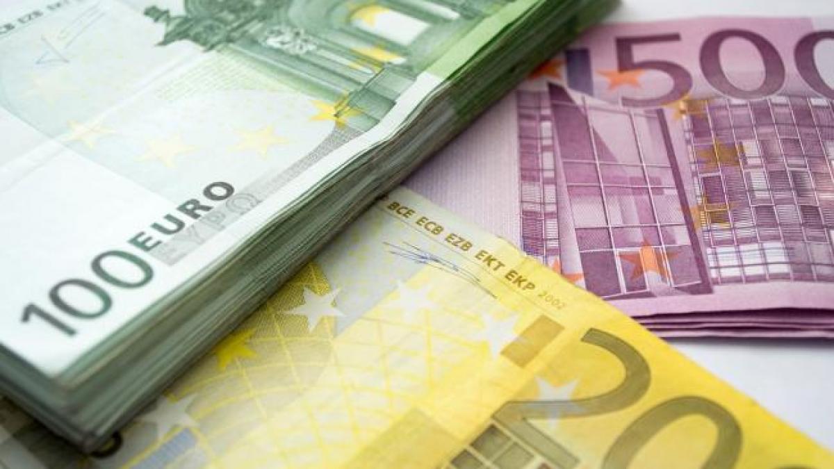 Moneda naţională pierde teren în raport cu principalele valute