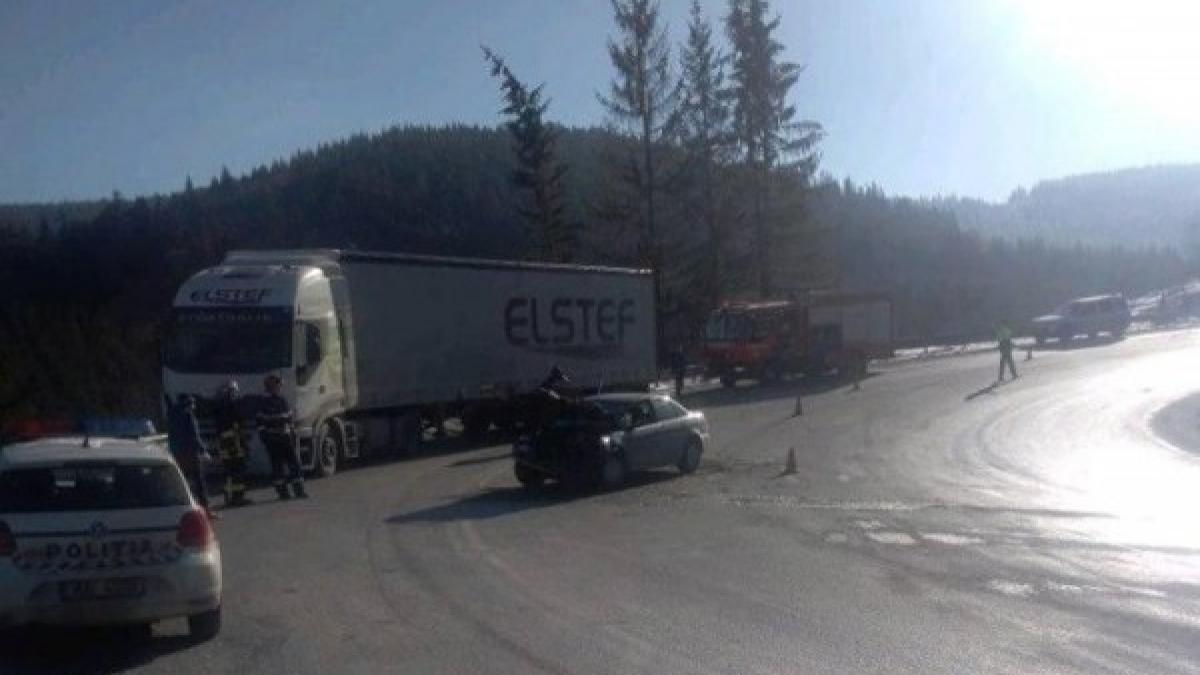 Circulaţie îngreunată pe DN 72 în zona Nisipuri, după o coliziune între un TIR şi un autoturism