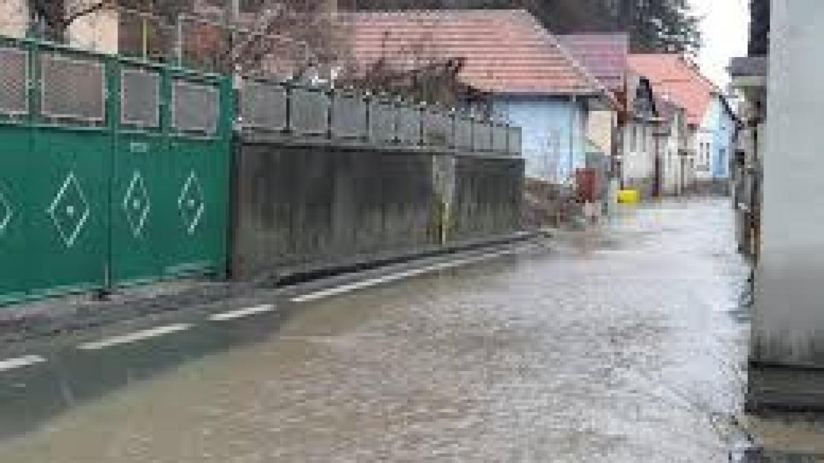 Mai multe străzi din Braşov au fost inundate din cauza ploiilor abundente