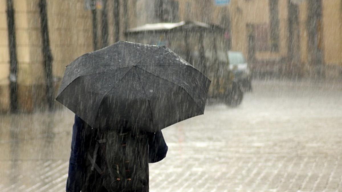 Cod galben de ploi torenţiale şi vijelii în Bucureşti, până la 19:30