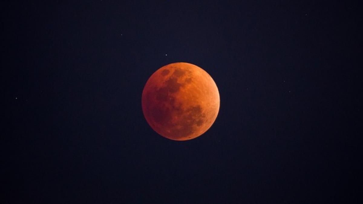 luna insangerata a tinut treaza aproape intreaga planeta